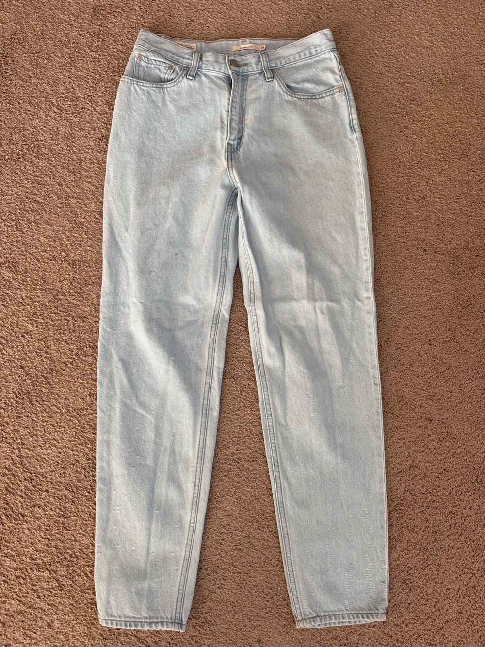 Levi’s Light Wash 90’s Mom Jean Size 28